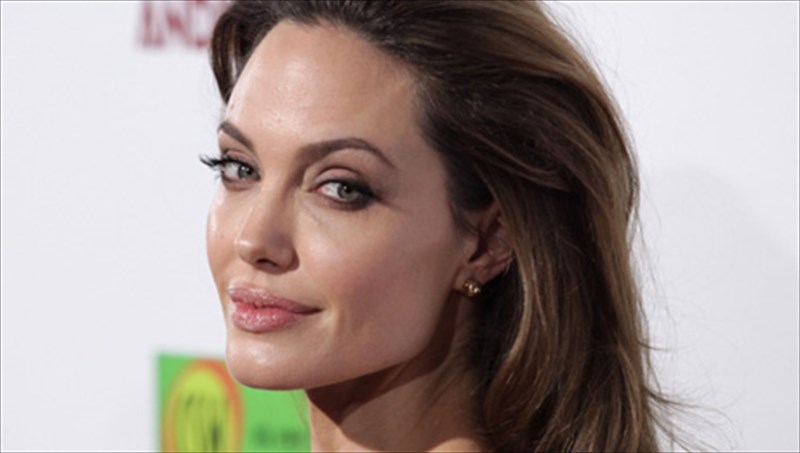 angelina-Jolie-prosthetei-ton-garrett-hedlund-sto-kast-tis-tainias-tis