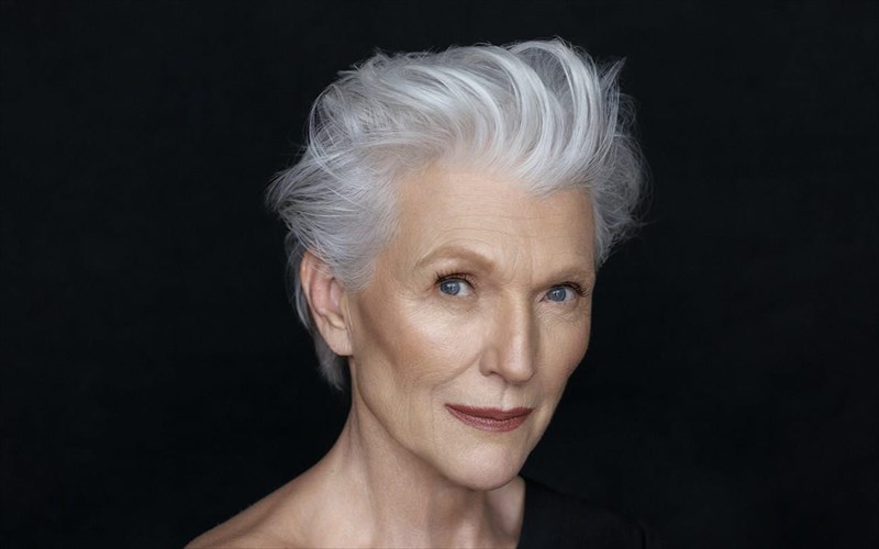 h-mitera-tou-elon-musk-paradidei-mathimata-aionias-kuriolektika-milontas-omorfias