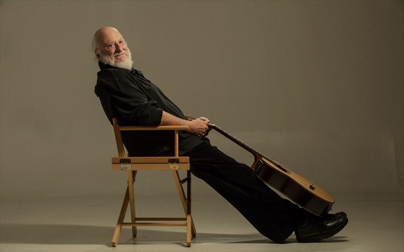 o-sabbopoulos-olomonaxos-me-tin-kithara-tou-sto-stauros-niarxos