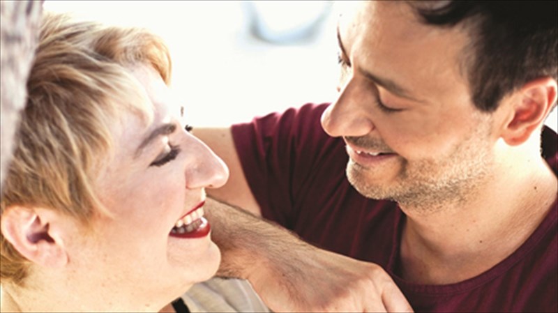 duo-ksexoristoi-ermineutes-sto-polis-art