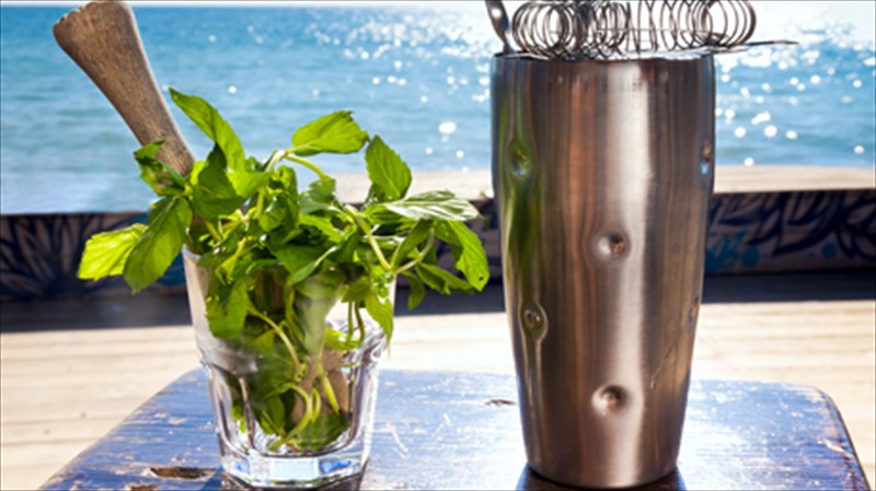 frouta-kai-laxanika-apo-ton-kipo-gia-cocktail-epoxis