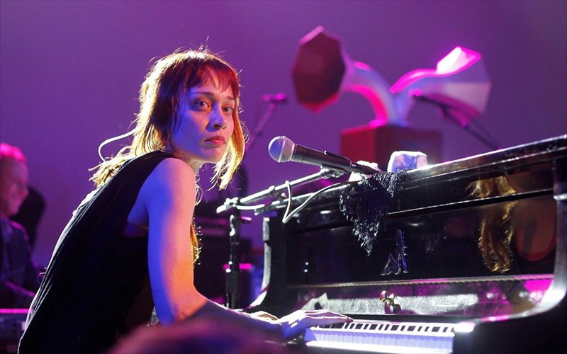 nea-filanthropiki-protoboulia-apo-tin-fiona-apple