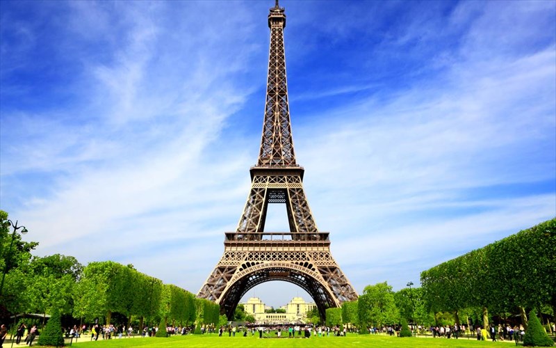 covid-19-anoigei-ksana-o-purgos-tou-aifel-alla-xoris-anelkustires-purgos-tou-aifel-alla-xoris-anelkustires