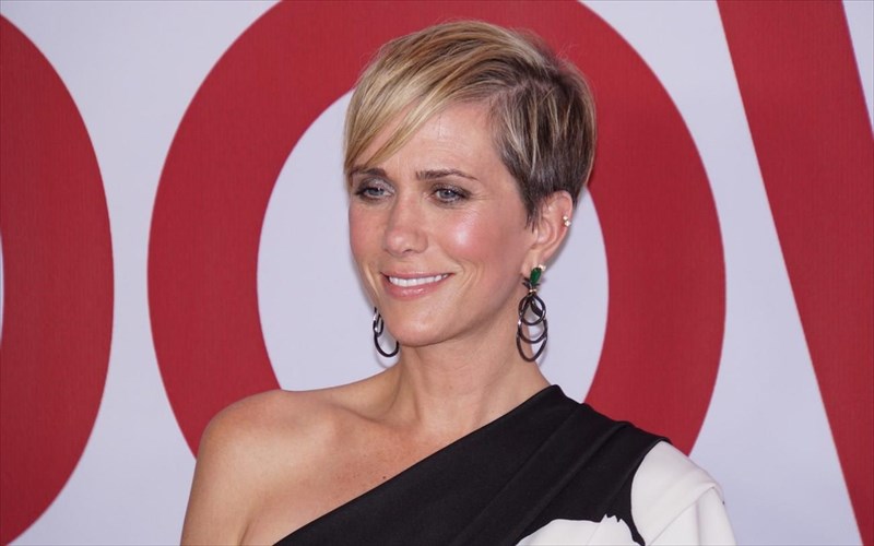 i-kristen-wiig-apektise-diduma-meso-parenthetis-miteras