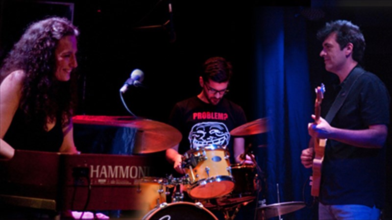 Jazz-funk-kai-agapimenes-diaskeues-stin-apobathra