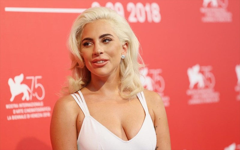 ta-mikropragmata-pou-kanei-i-lady-gaga-gia-mia-toso-lamperi-epidermida-lady-gaga-gia-mia-toso-lamperi-epidermida