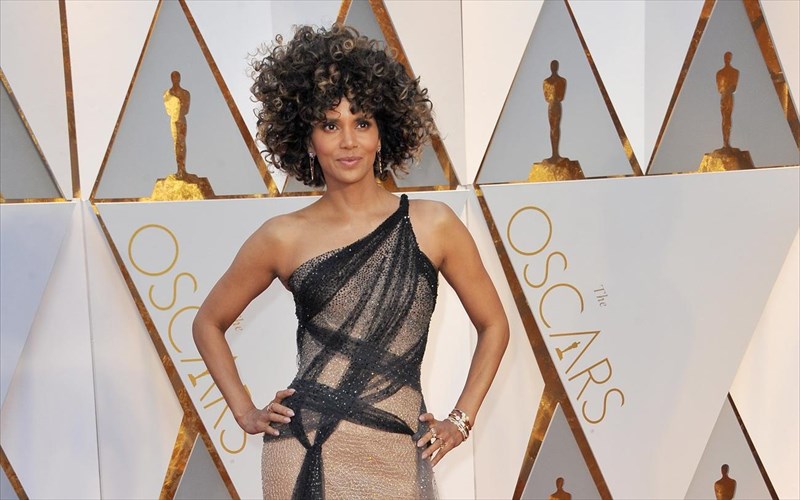 giati-i-halle-berry-sumbouleuei-kathe-anthropo-ston-kosmo-na-strafei-sti-giogka-halle-berry-sumbouleuei-kathe-anthropo-ston-kosmo-na-strafei-sti-giogka