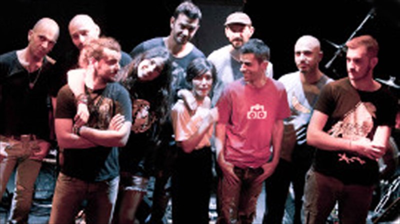 o-stauros-tou-notou-ksekina-me-house-band