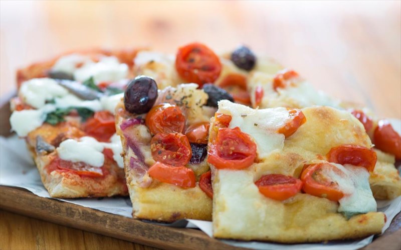 kalokairini-gastronomiki-giorti-etoimazetai-ksana-sti-dimotiki-agora-kupselis