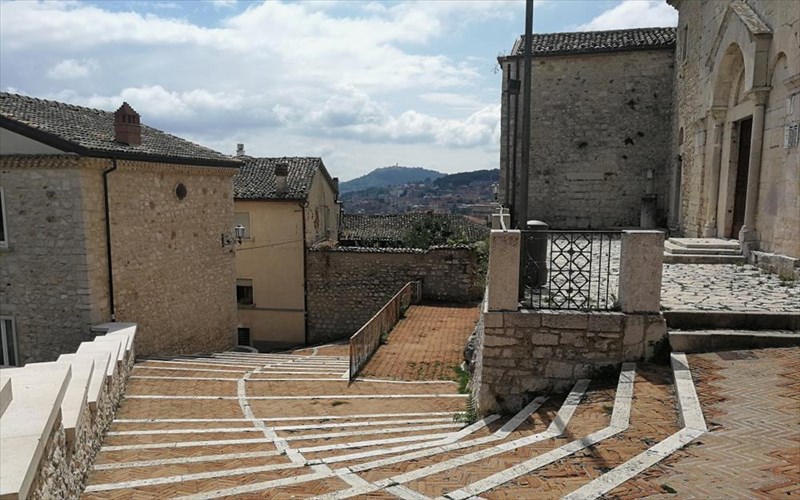 auto-to-italiko-xorio-prosferei-dorean-diamoni-gia-to-kalokairi