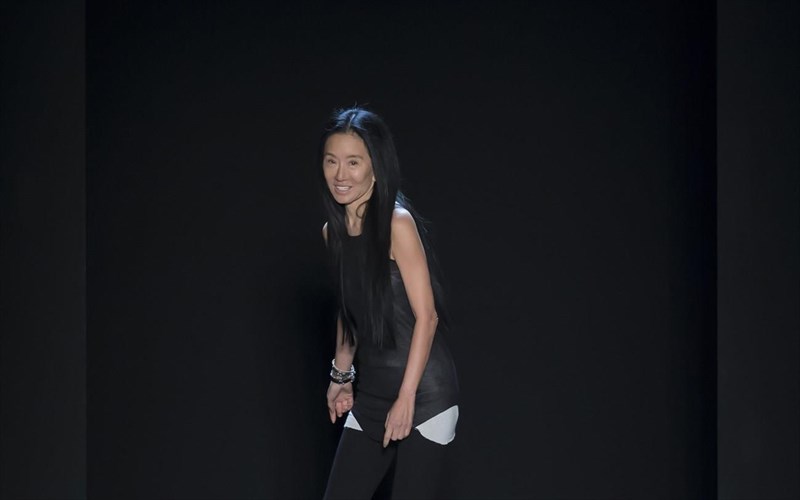 i-vera-wang-fotografizetai-sto-instagram-kai-deixnei-20ara-eno-einai-70