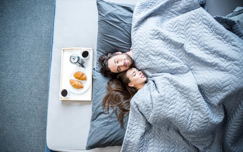 ereuna-ta-zeugaria-pou-koimountai-sto-idio-krebati-blepoun-perissotera-oneira