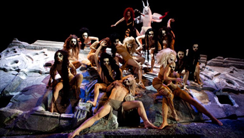 oi-daimones-epistrefoun-gia-deka-parastaseis