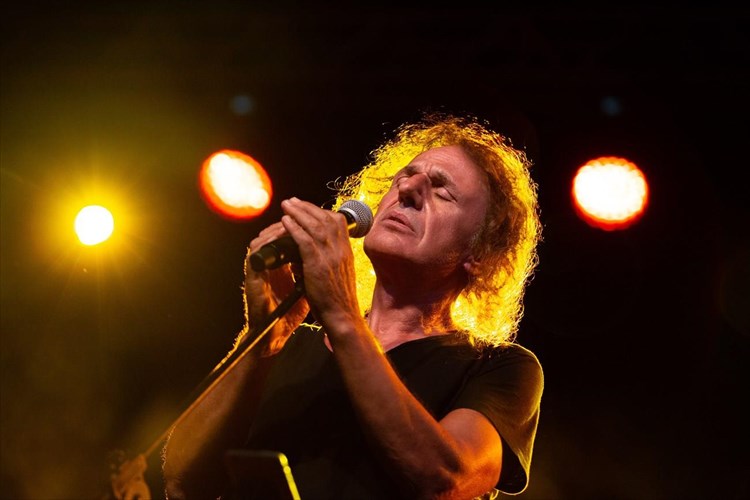 o-basilis-papakonstantinou-anebainei-sti-skini-tou-theatrou-petras