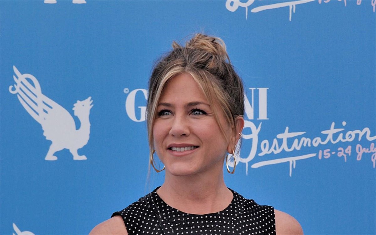 i-Jennifer-aniston-epanerxetai-sta-filarakia-me-olofreski-epidermida