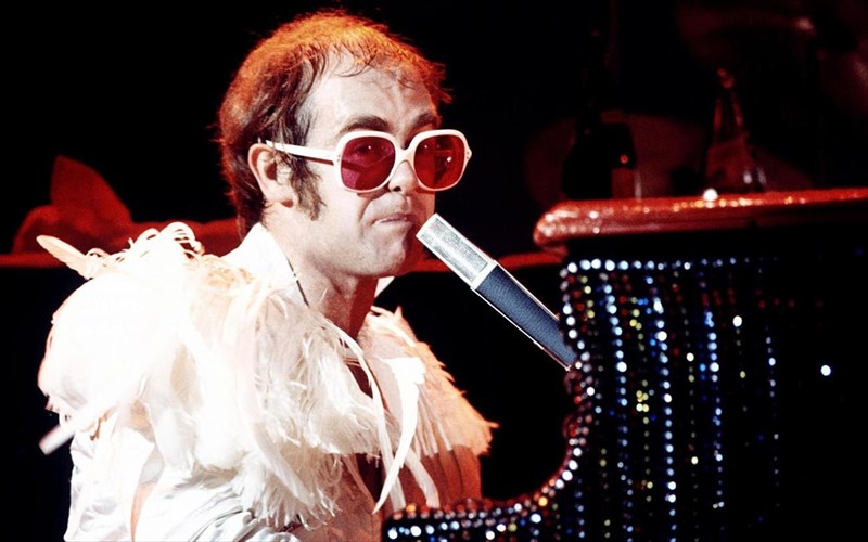 o-elton-John-moirazetai-to-sunauliako-arxeio-tou