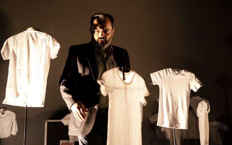 o-oidipous-tou-dimitri-karantza-exei-binteo-kai-ananeomeno-programma-periodeias