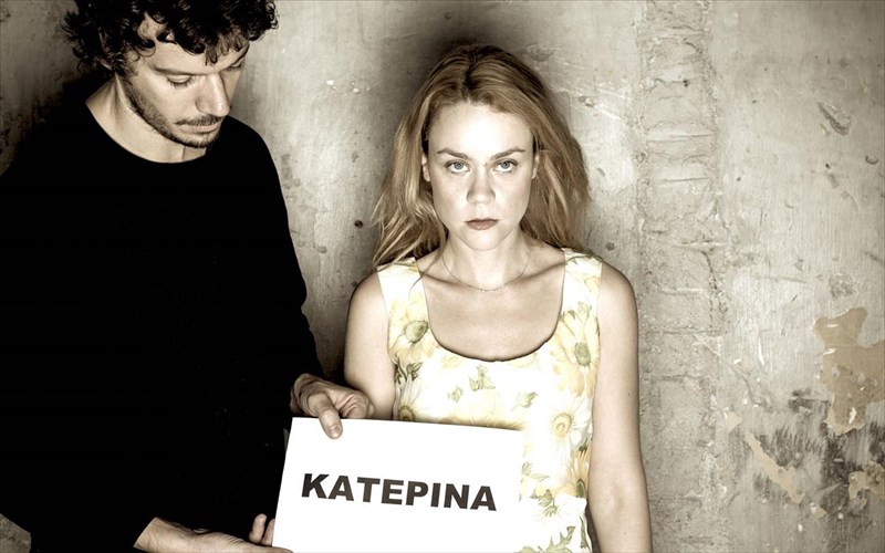 i-katerina-me-tin-lena-papaligoura-epistrefei