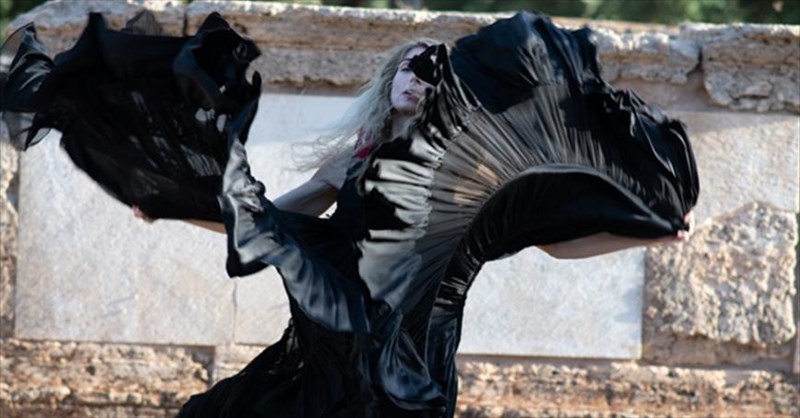 o-theodoros-terzopoulos-stous-delfous-me-tin-parastasi-eksodos-kai-ti-sofia-xill