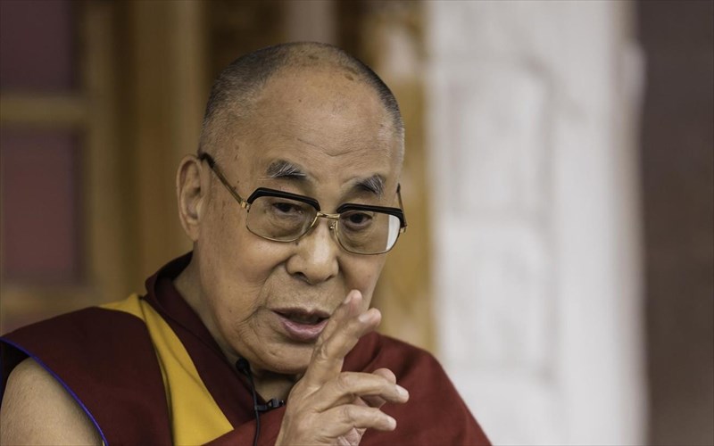 o-dalai-lama-katektise-ta-new-age-charts-me-to-ntempouto-tou