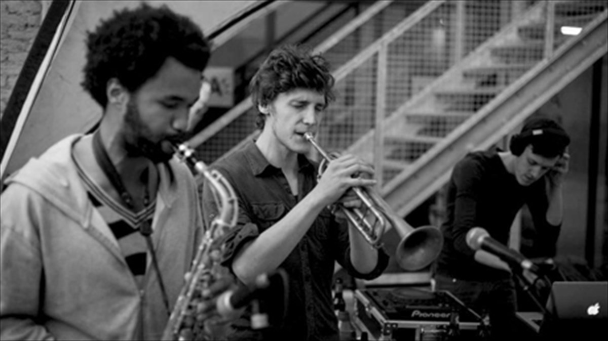 xoros-ki-entasi-sto-tiki-bar