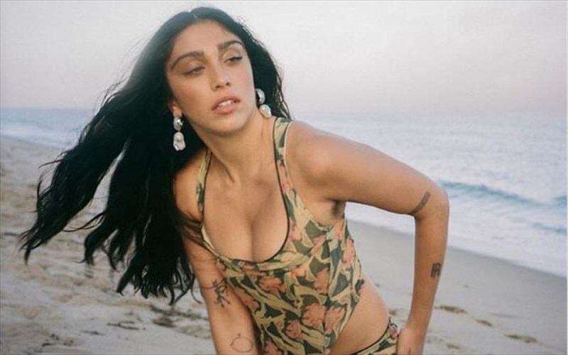 ti-kanei-i-kori-tis-madonna-me-mia-plus-size-ntiba-kai-ena-ekkentriko-top-model-kori-tis-madonna-me-mia-plus-size-ntiba-kai-ena-ekkentriko-top-model