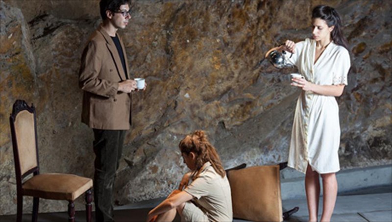 polu-makria-aixmiro-sxolio-gia-ti-bia-tin-eksousia-kai-tin-apatheia