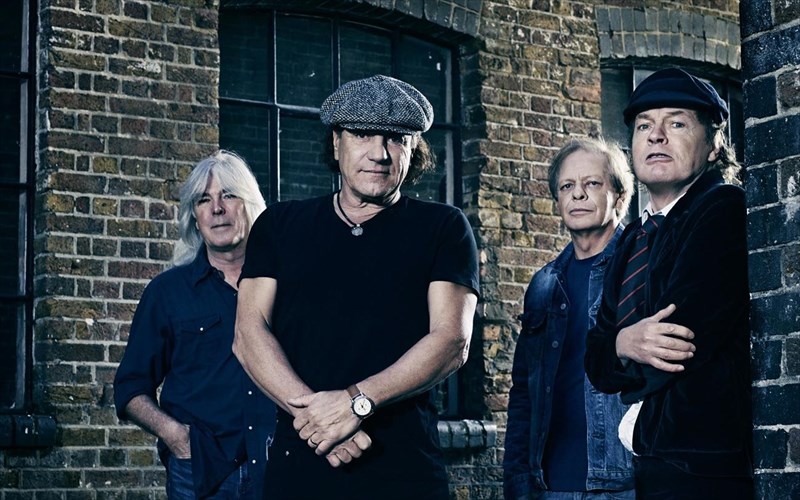 oi-acdc-giortazoun-to-back-in-black-me-mia-nea-seira-ntokimanter