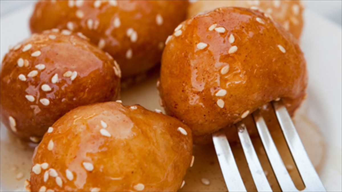 loukoumades-i-nea-glukia-moda-kai-ta-stekia-tis-nea-glukia-moda-kai-ta-stekia-tis