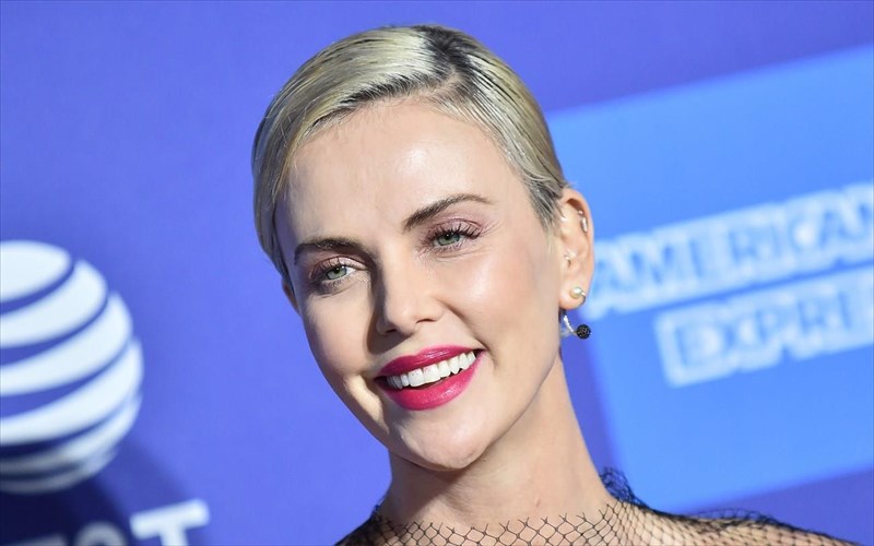 i-palia-froura-spaei-ta-konter-sto-netflix-kai-i-charlize-theron-to-giortazei-charlize-theron-to-giortazei