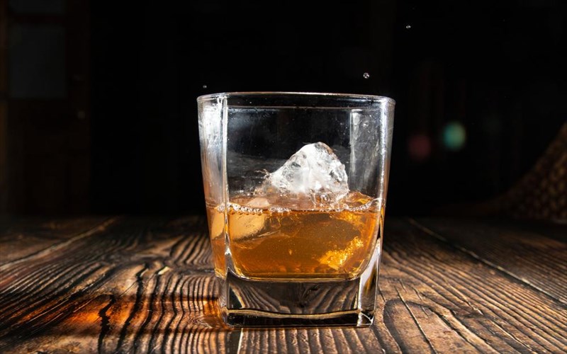 poso-tairiazei-to-skotseziko-ouiski-me-to-amerikaniko-low-and-slow-barbecue