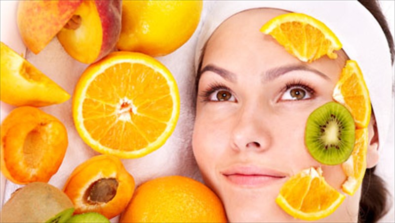 lampero-kai-neaniko-derma-me-10-aples-kiniseis