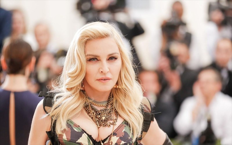 prostimo-enos-ekatommuriou-stin-madonna-gia-stiriksi-tis-loatki-koinotitas-stin-rosia