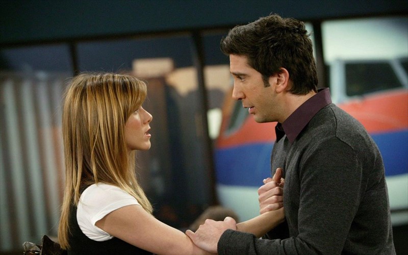 ta-filarakia-o-david-schwimmer-dinei-apantisi-se-ena-apo-ta-kauta-erotimata-tis-seiras