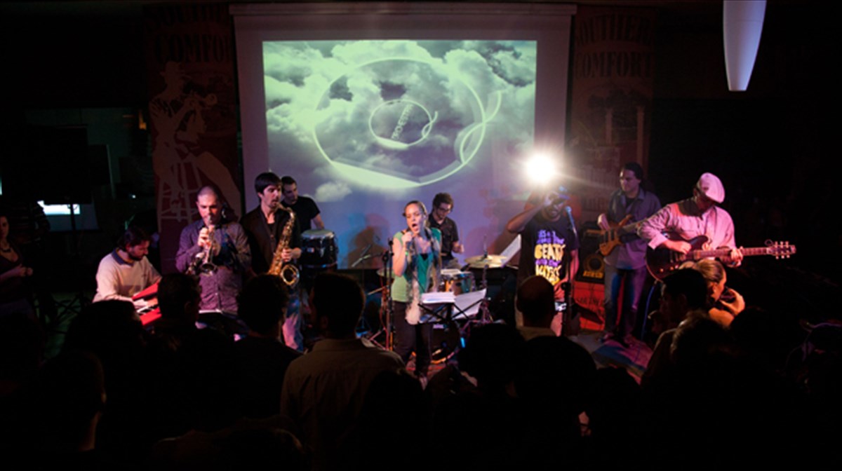 funk-jazz-soul-kai-disco-me-tous-q-orchestra-sto-gkazi