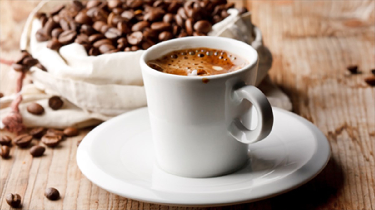 enas-kafes-perimenei-ki-esena