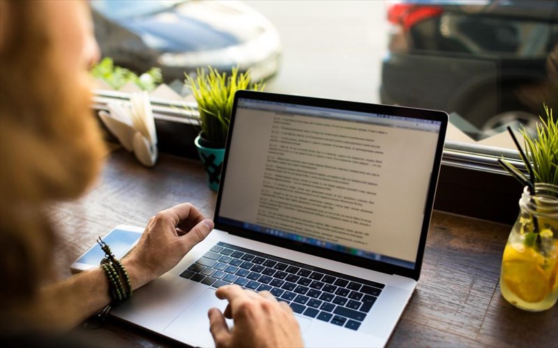 neoi-kallitexnes-kalountai-se-enan-diadiktuako-diagonismo-me-epathlo