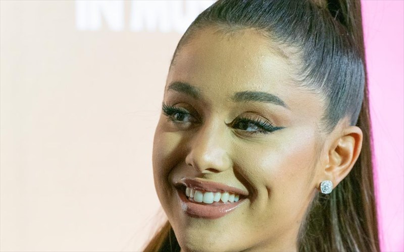 i-ariana-grande-ebgale-ta-extension-gia-na-giortasei-ta-27-genethlia-tis