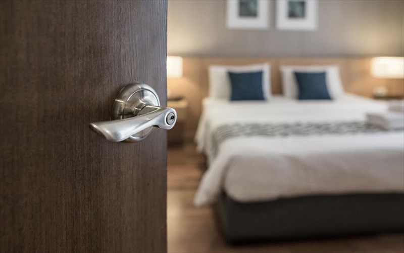 auta-einai-ta-tria-simeia-pou-den-prepei-na-aggizete-se-ena-ksenodoxeio