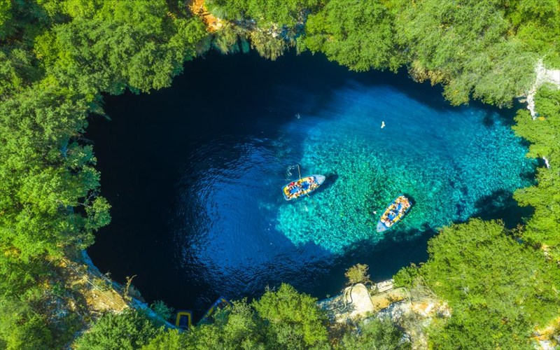 melissani-mia-mageutiki-limni-tis-elladas-pou-prepei-na-deite
