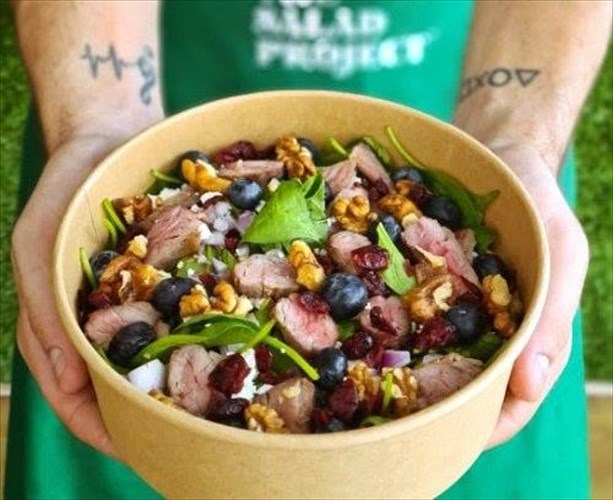 ftiakste-tin-teleia-salata-tou-the-salad-project-me-blueberries-kai-mosxari