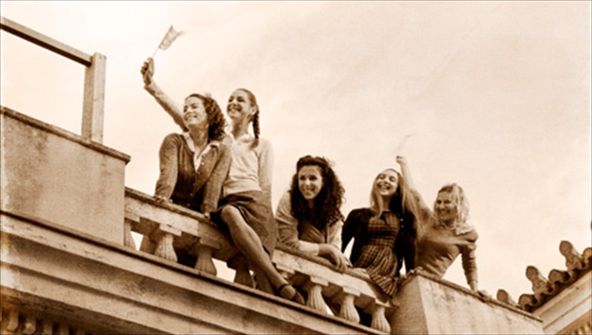 otan-o-ilios-tis-zorz-sarri-lampei-ksana-sti-skini-tou-theatrou-ilios-tis-zorz-sarri-lampei-ksana-sti-skini-tou-theatrou