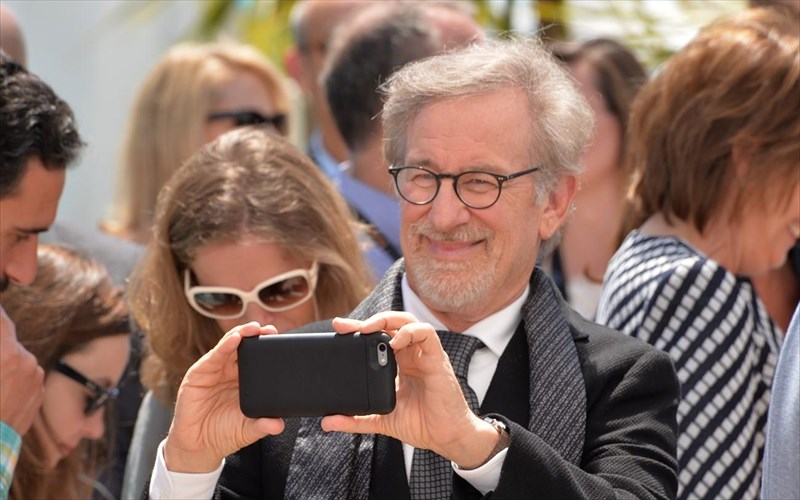 enas-psifiakos-steven-spielberg-sas-kalei-na-skinothetisete-mazi-mia-tainia