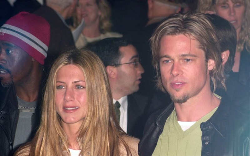 brad-pitt-kai-Jennifer-aniston-ksana-mazi-gia-mia-komodia-apo-ta-palia