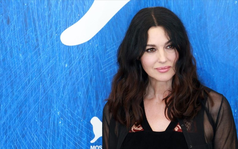 i-monica-bellucci-moirazetai-ta-mustika-tis-diaxronikis-omorfias