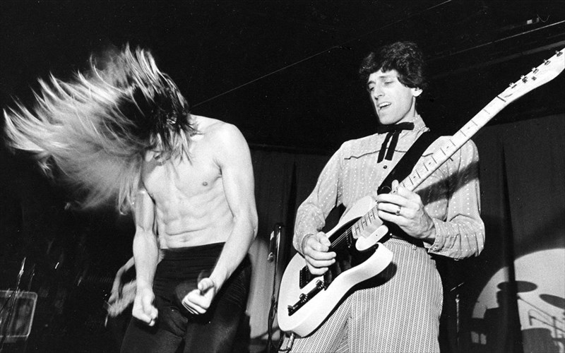 pethane-o-Jack-sherman-proin-kitharistas-ton-red-hot-chili-peppers-Jack-sherman-proin-kitharistas-ton-red-hot-chili-peppers