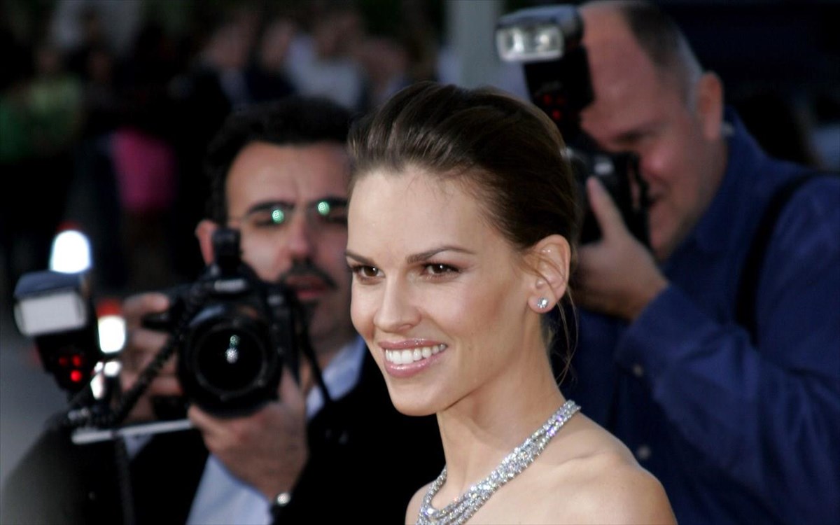 i-hilary-swank-apokaluptei-tin-askisi-pou-tis-xarizei-ena-diastimiko-soma