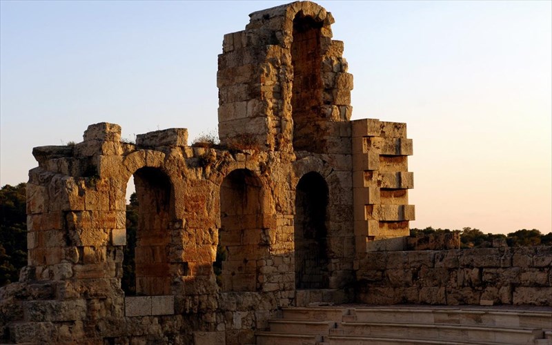 kazantzakis-bellucci-marinella-roubas-kai-ola-osa-erxontai-ton-septembrio-sto-irodeio