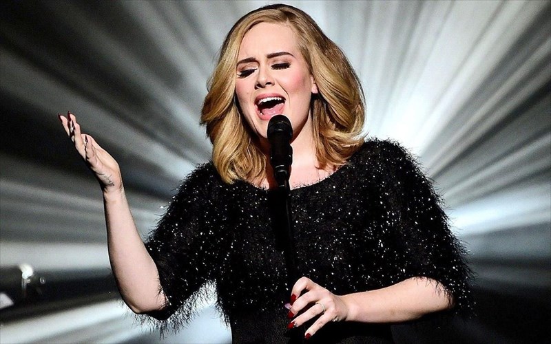 dixazei-i-eortastiki-amfiesi-tis-adele-me-mpikini-kai-kotsides-foto-eortastiki-amfiesi-tis-adele-me-mpikini-kai-kotsides-foto