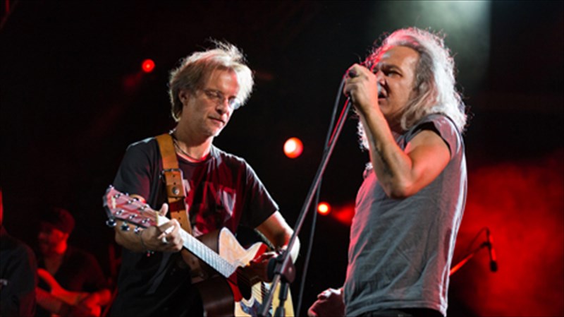 thibaios-pasxalidis-sunantontai-epi-skinis